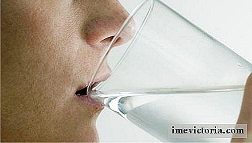 Varför du borde dricka ett glas vatten på en tom mage