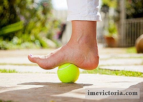 Cum să utilizați o minge de tenis pentru a calma durerea de fasciita plantara