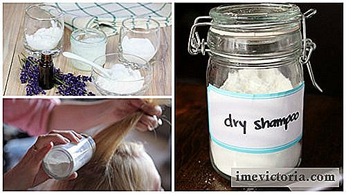 Impara come preparare uno shampoo a secco per controllare il grasso in eccesso dei capelli