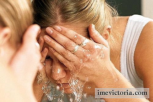 8 Greșeli comune pe care le faceți atunci când vă spălați fața