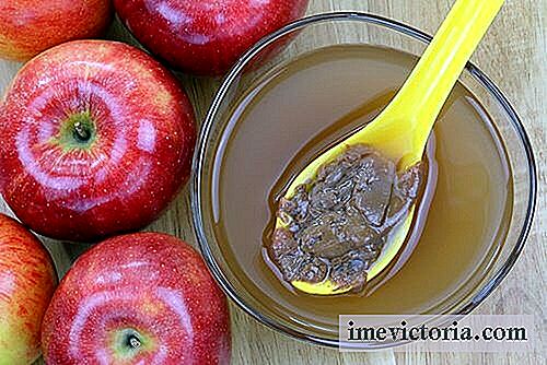 Een remedie voor appelazijn en honing om te drinken op een lege maag