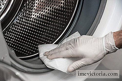 Hoe de schimmel op natuurlijke wijze uit de wasmachine te verwijderen