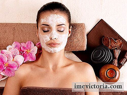 Hur man förbereder en läkande och anti-rynk hud mask från ansiktet