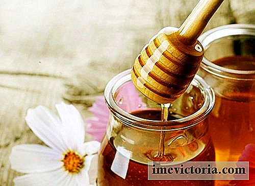 Hvordan forberede dine egne søtsaker med honning og sitron for å behandle hoste