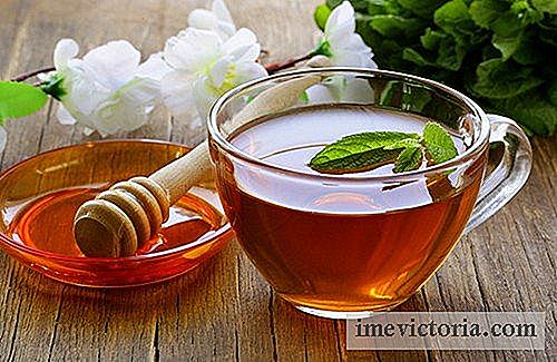 Purificando chá de ervas com mel, vinagre e chá