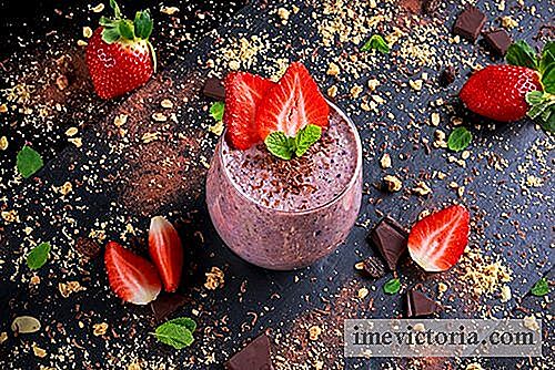 Bantning och hälsosam smoothie med jordgubbar, havre och ingefära