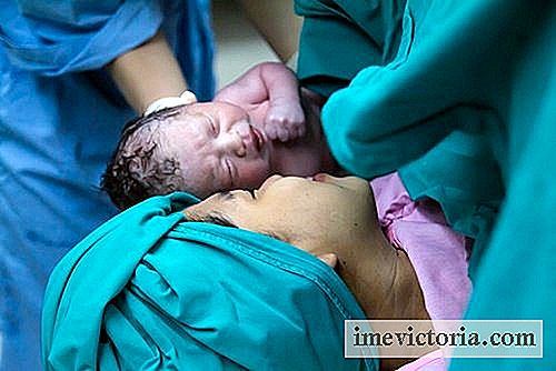 Děti narozené císařským řezem jsou uvedeny za „lázně“ vaginálních bakterií