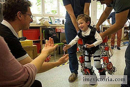 Este exoesqueleto permite a los parapléjicos a caminar de nuevo los niños