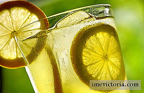 Ponořte teplou citronovou vodu každé ráno: 10 přínosů