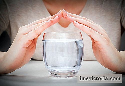 Los efectos de beber un vaso de agua una MEDIA HORA antes de comer