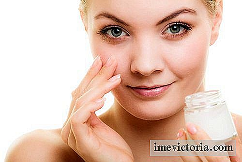 Consejos para evitar las arrugas alrededor de los ojos y la receta de un suero natural