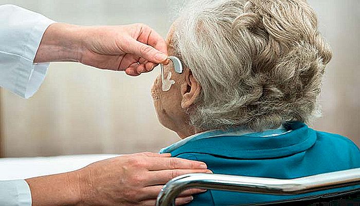 Hluchota u starších osob - příčiny, příznaky a léčba