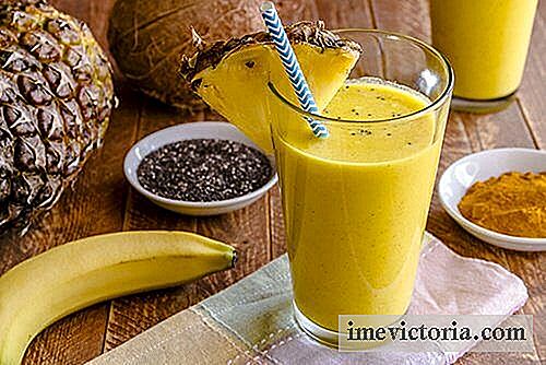 En deilig banan og gurkemeie smoothie for å rense leveren din.