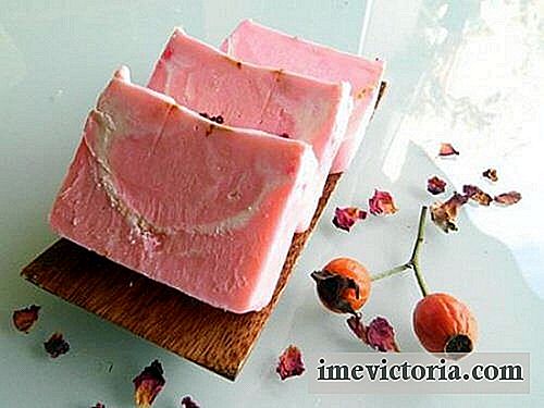 Forbered rosehøft og aloe vera-sæbe for at regenerere huden.