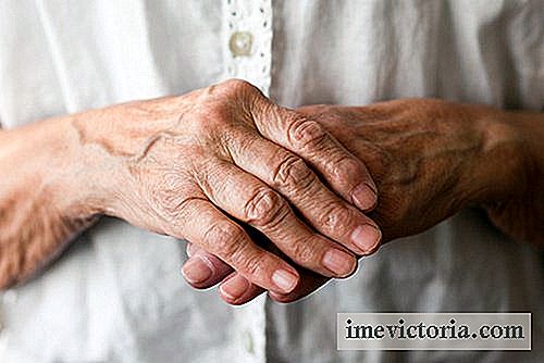 8 Přírodních léků na zmírnění příznaků artritidy rukou a zápěstí