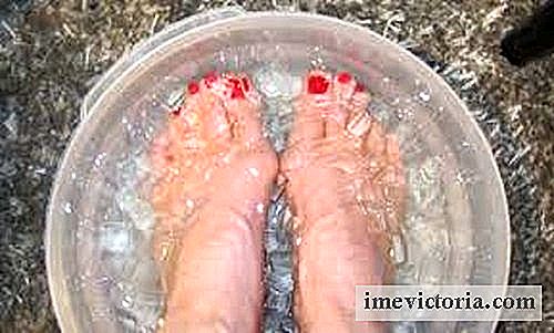 Studená voda s ledem nohou