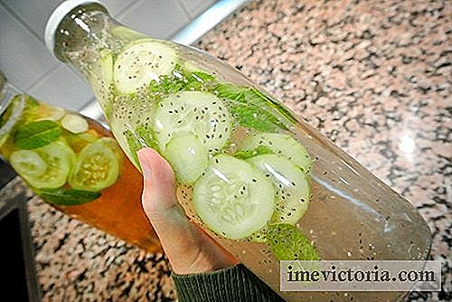 En let limonade med agurk, ingefær og mynte